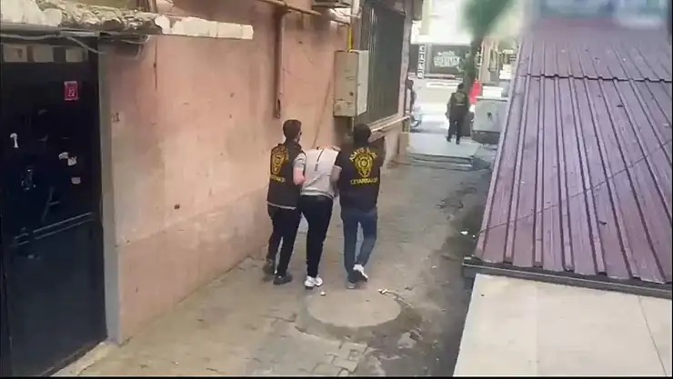 Polisi 'beybi', müşterileri 'koli' şifresiyle belirleyen fuhuş şebekesine 'Pandora Operasyonu'nda 6 tutuklama