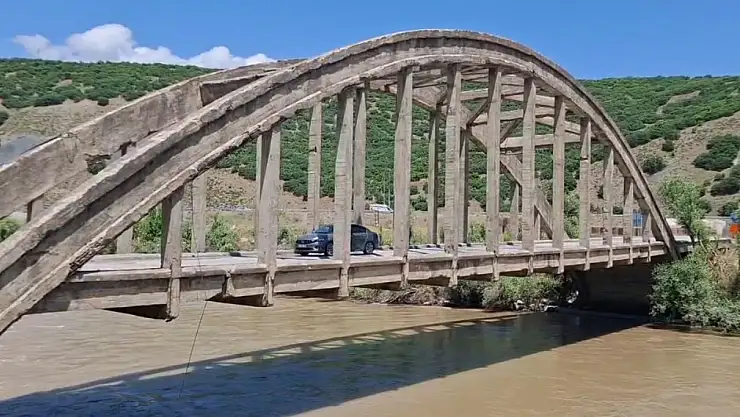 Pülümürlüler depremde yıkılma riski bulunan Mutu Köprüsü'nün yenilenmesini istiyor