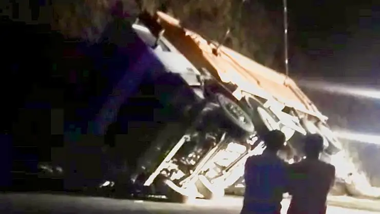 Pütürge'de yol çalışması yapan araç devrildi: 1 yaralı