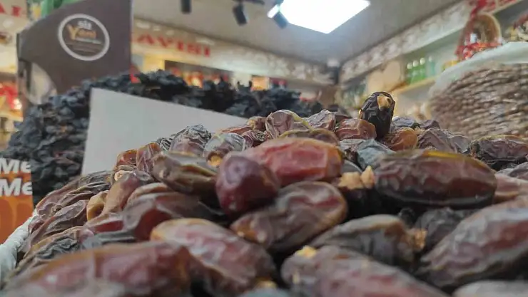 Ramazan ayının vazgeçilmezi hurma tezgahlarda