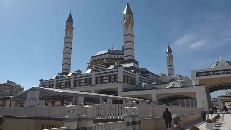 Sağlık Bakanı Memişoğlu, Ramazan'ın ilk cumasını Diyarbakır'da eda etti