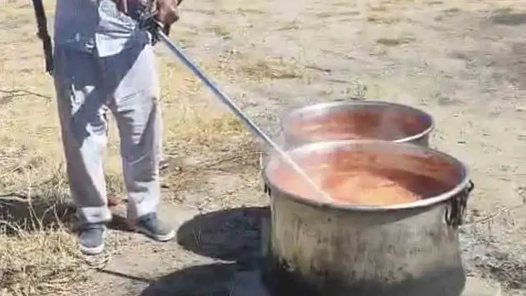 Salçayı ot biçme makinesi ile karıştırdı