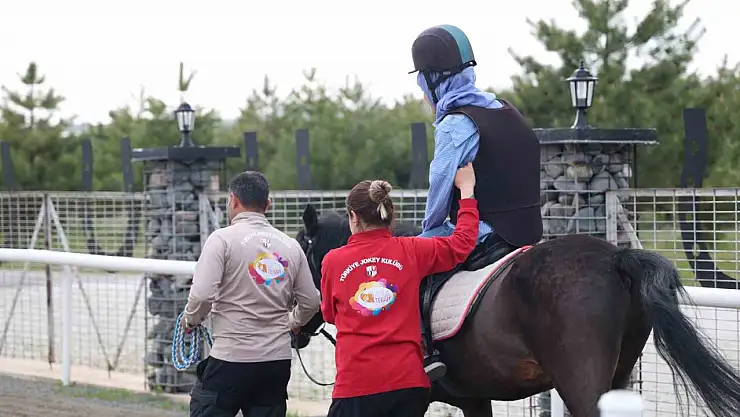 Sevgi evlerindeki çocuklar 23 Nisan'ı hipodromda coşkuyla kutladı