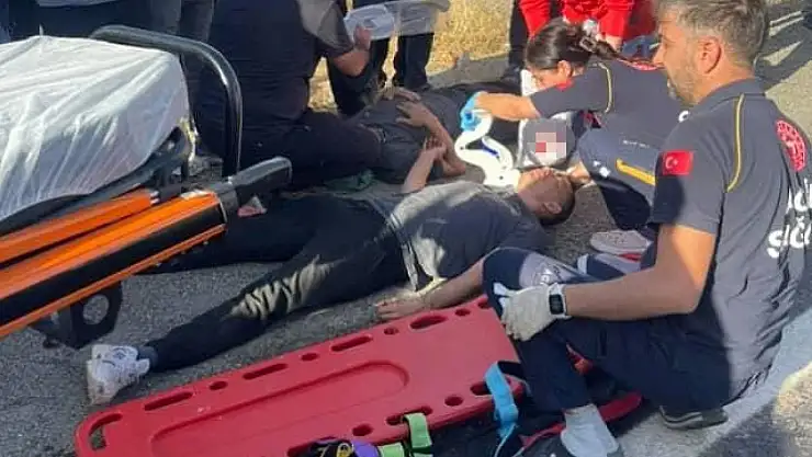 Seyir halindeki aracın tekeri patladı: Baba ve oğlu yaralandı