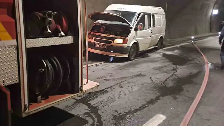 Seyir halindeki minibüs alev aldı