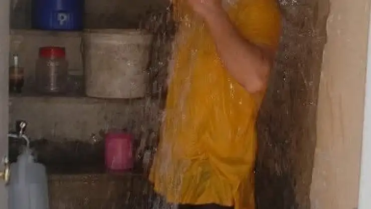 Sıcaklığa dayanamadı kafasından aşağı kovayla su döktü