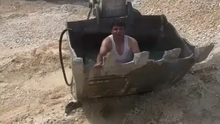 Sıcaktan bunalan işçiler kepçeyi havuza çevirdi