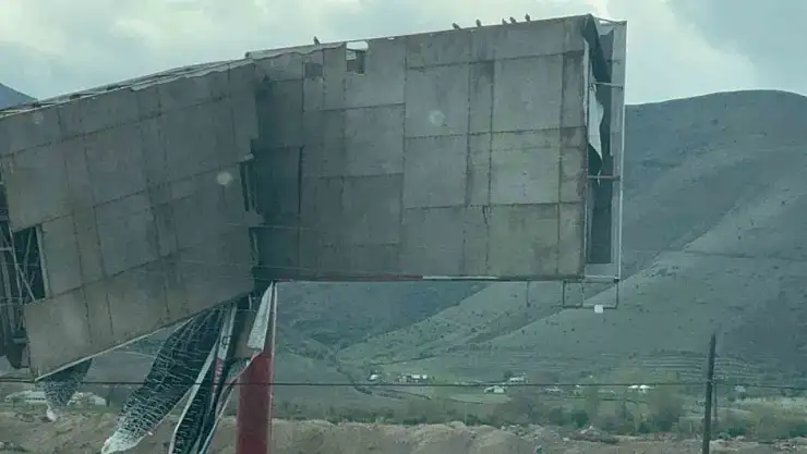Şiddetli rüzgar reklam panosunu devirdi