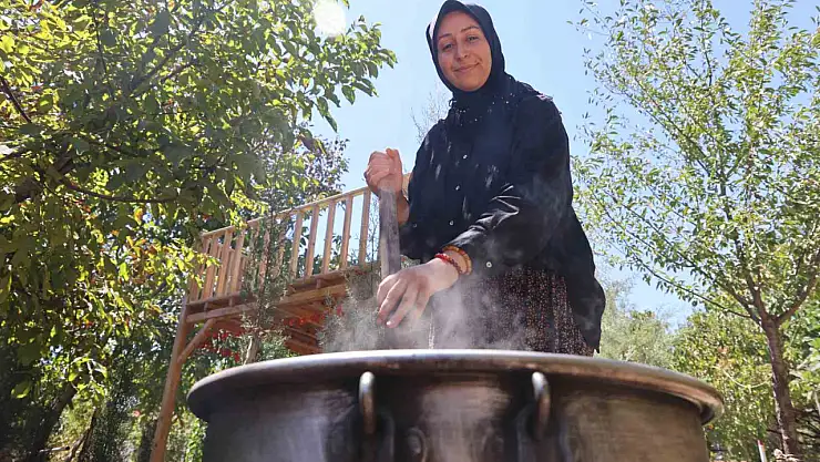 Sigara içenlere doğal çözüm: 7 saat kazanda pişirilen kozalak şurubu