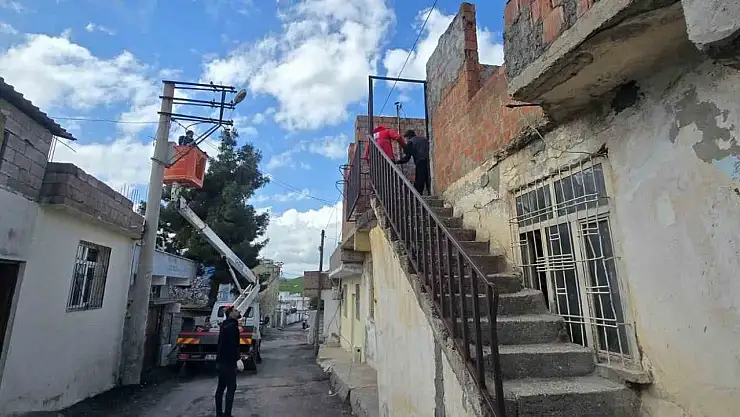 Silvan'da 40 aydır karanlıkta olan ev ışık gördü