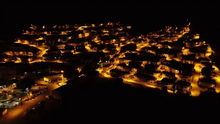 Sivrice depremi sonrası yeniden inşa edilen Doğanyol'un gece görüntüsü hayran bıraktı