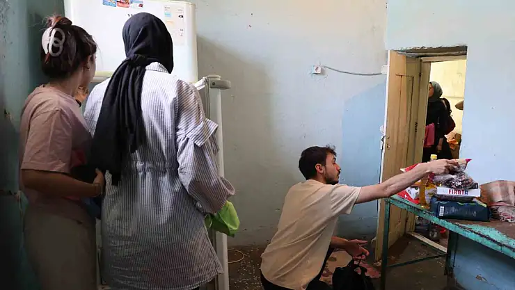 Sosyal sorumluluğun güzel örneği: Yaşlı kadının evini temizleyip gıda yardımı yaptılar