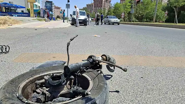 Sürücüsünün kontrolünden çıkan hafif ticari araç, park halindeki iki araca çarptı