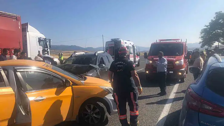 Taksiyle otomobil çarpıştı: 2 yaralı