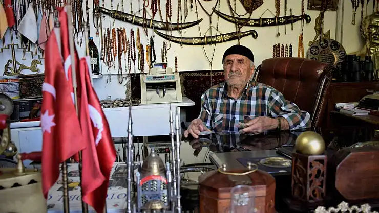 Tarihin içerisinden gelen 'Eskici Yaşar'ın antikaları gibi hayatı da dikkat çekiyor