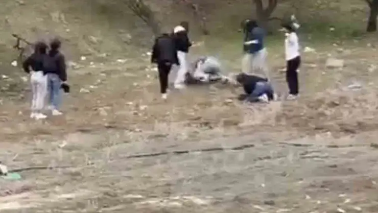 Tekme tokat birbirlerine giren genç kızların kavgası kamerada