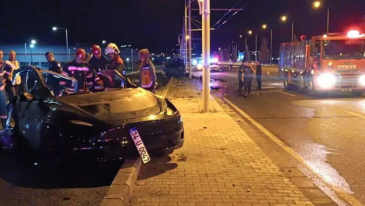 Tesla marka araç alev aldı: 2 hemşire yanarak can verdi