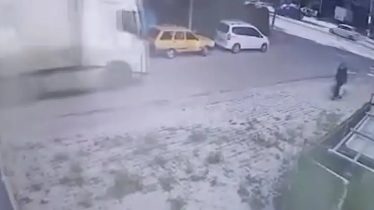 Tır, dorsesine takılı kalan hafif ticari aracı metrelerce sürükledi