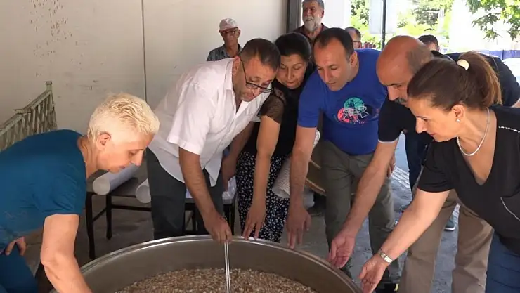 Tunceli'de düzenlenen etkinlikte vatandaşlara aşure dağıtıldı