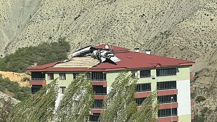 Tunceli'de etkili olan fırtına çatıları uçurdu