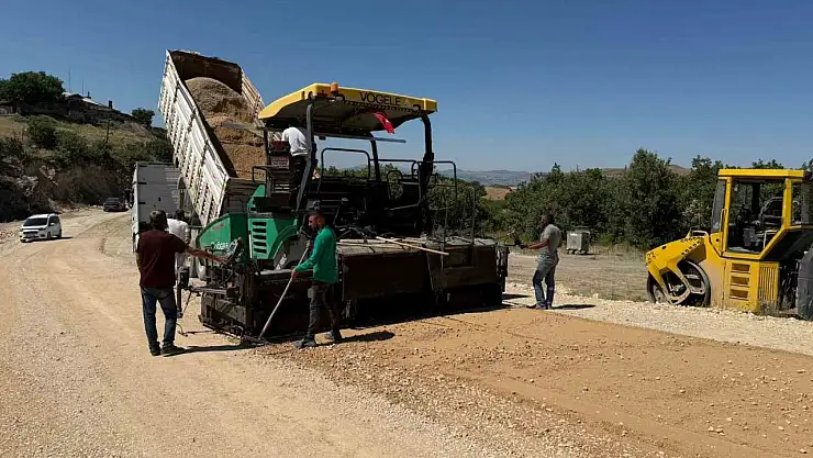Tunceli'de grup köy yollarında sıcak asfalt çalışması başladı
