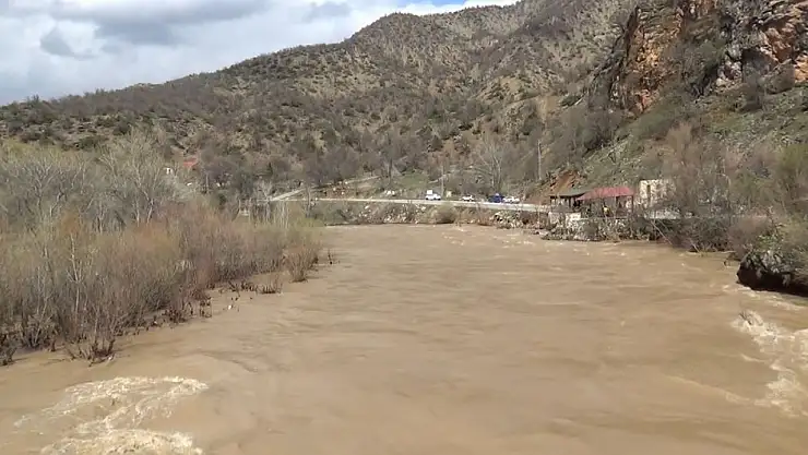 Tunceli'de, ilkbaharla birlikte çayların debisi yükseldi