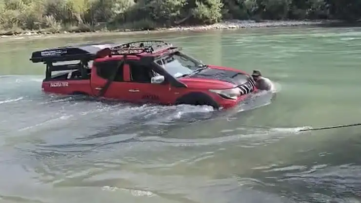 Tunceli'de Munzur Çayı'na uçan araç ekipler tarafından çıkarıldı