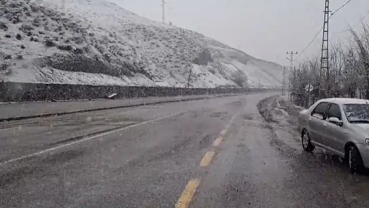 Tunceli'de, nisan ayında kar yolları kapattı
