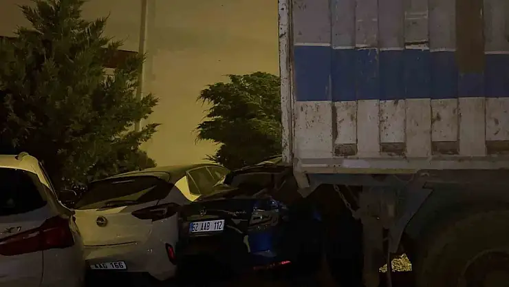 Tunceli'de park halinde freni patlayan kamyon, 5 araca zarar verdi