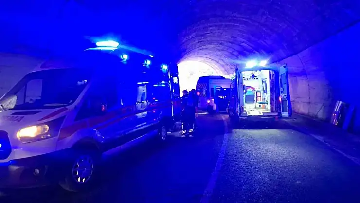 Tunceli'de tünelde trafik kazası: 8 kişi yaralandı