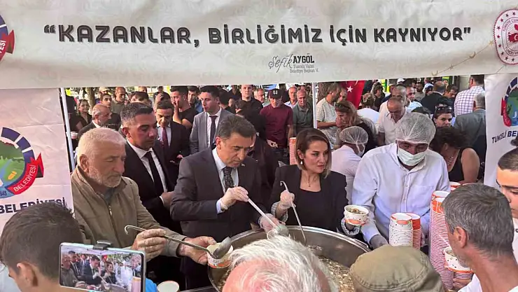 Tunceli'de valilik ve belediyeden aşure ile lokma ikramı