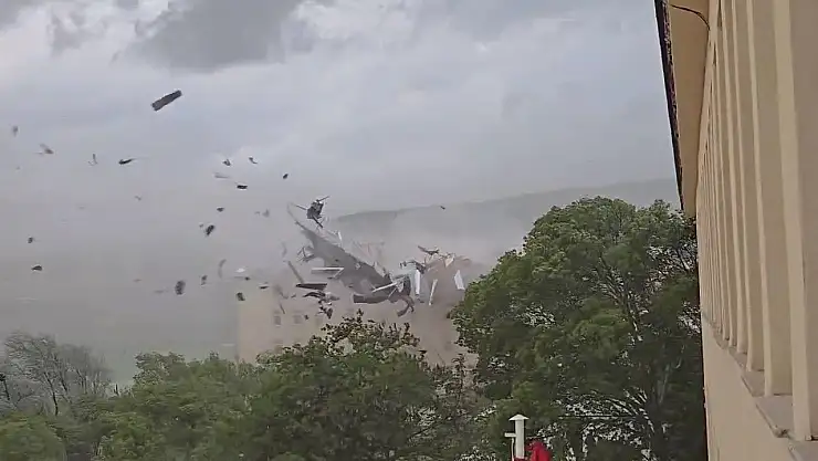 Tunceli'deki fırtınada çatı saniyeler içerisinde parçalandı