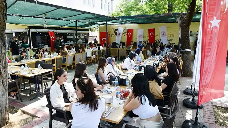 Tunceli Valisi Aygöl'den  memleketine gidemeyen üniversitelilere bayram jesti