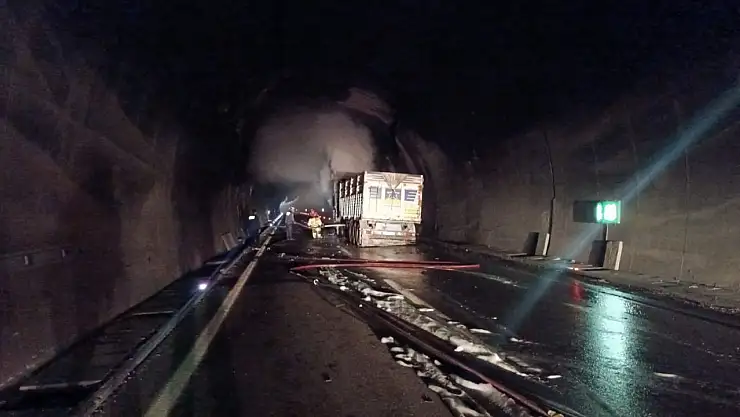 Tünelde korku dolu anlar: Tır alev aldı, ulaşım aksadı