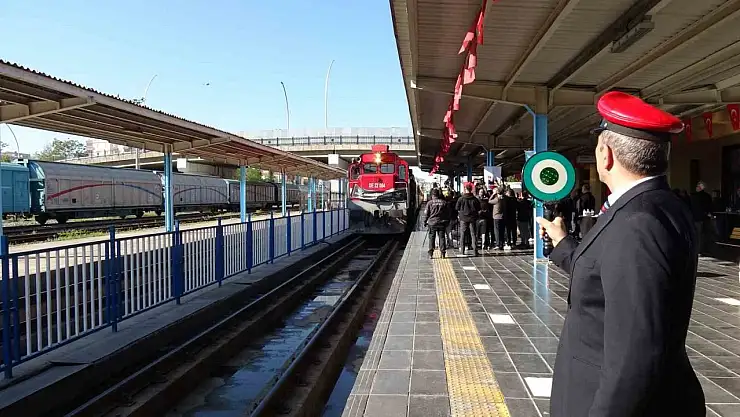 Turistik Diyarbakır Ekspresi treni davul ve zurna ile karşılandı