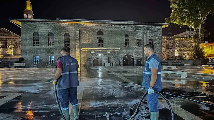 Turistlerin uğrak yeri Sur ilçesi lavanta ve gül kokulu dezenfekte ile yıkandı