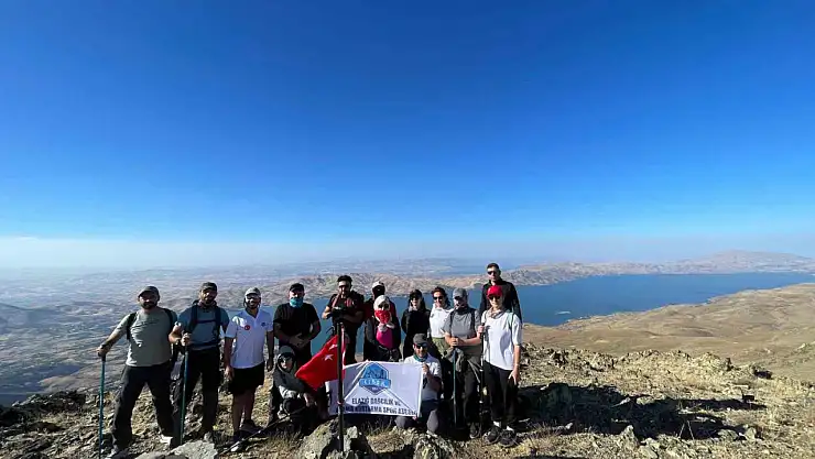Türk Bayrağı Hazarbaba Dağı zirvesinde dalgalandı