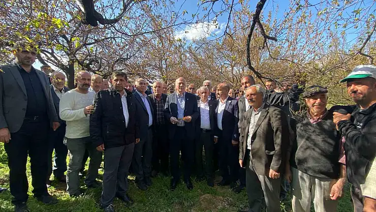 TZOB Genel Başkanı Bayraktar, Elazığ'da zirai dondan etkilenen üreticilerle bir araya geldi