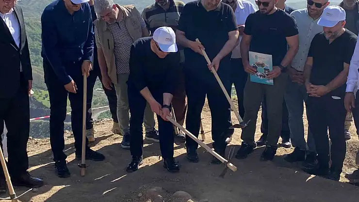 Vali Hatipoğlu, 3 bin yıllık tarihi Palu Kalesi için ilk kazmayı vurdu