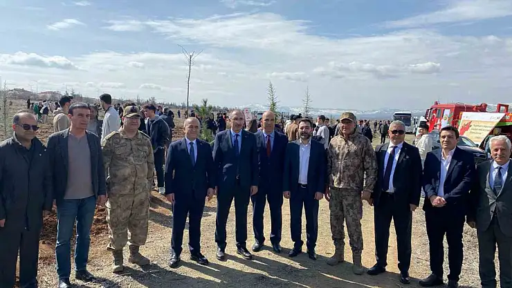 Vali Hatipoğlu çocuklarla birlikte fidan dikip can suyu verdi