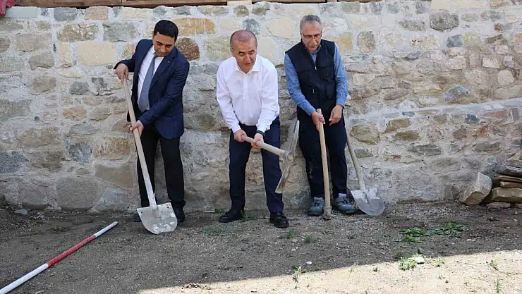 Vali Hatipoğlu ilk kazmayı vurdu, 5 bin yıllık kalede kazı başladı