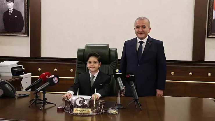 Vali koltuğuna oturan minik Mustafa'nın ilk talimatı emniyet müdürüne oldu