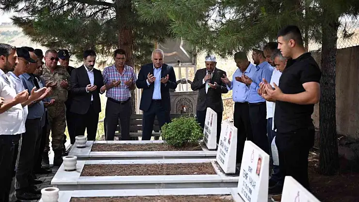 Vali Zorluoğlu, Dürümlü şehitlerinin mezarına ziyarette bulundu