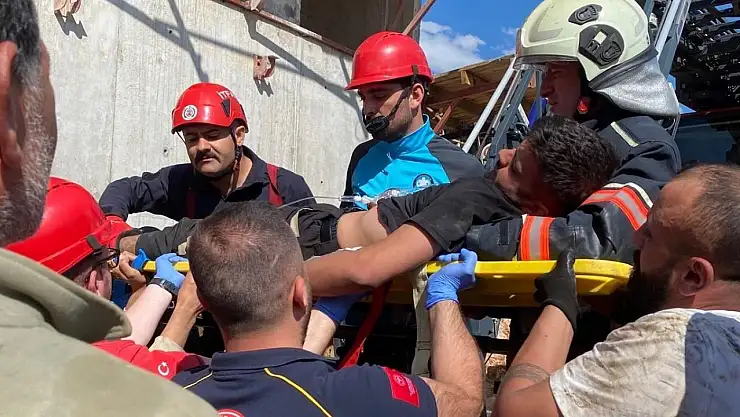 Vinçte fenalaşan operatör itfaiye erleri tarafından indirilerek hastaneye kaldırıldı