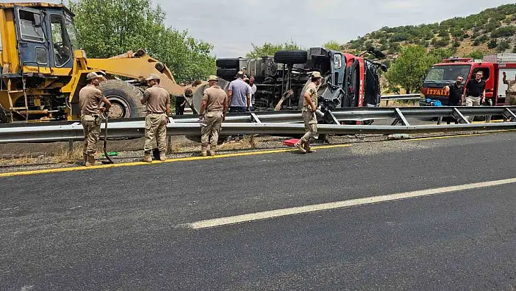Yangına giden itfaiye aracı devrildi: 1'i ağır 3 yaralı