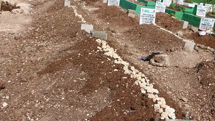 Yangında hayatını kaybeden anne ve 3 çocuğunun mezarı vatandaşlar tarafından ziyaret ediliyor