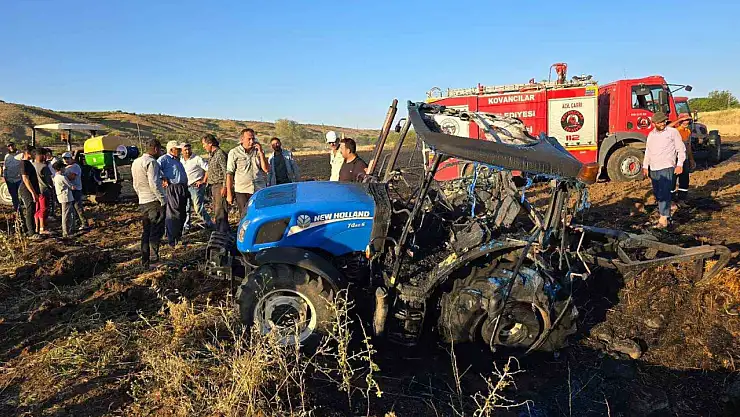 Yangının ortasında kalan traktör alevlere teslim oldu