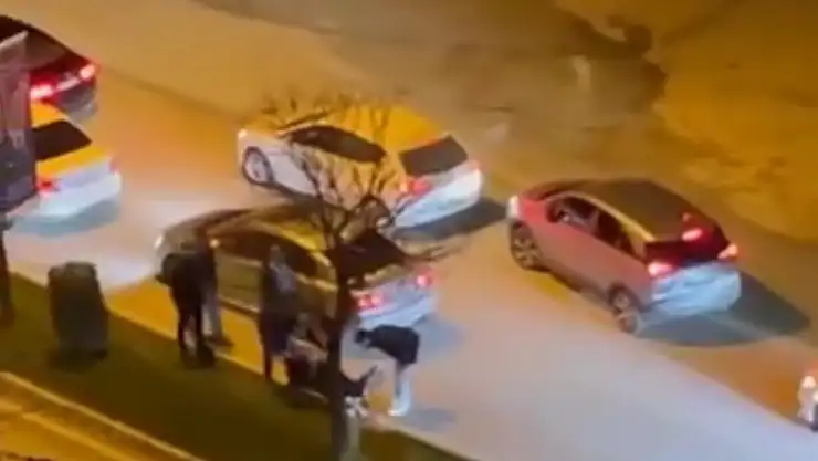 Yol verme tartışmasında trafikte araçlarını durdurup kavga ettiler