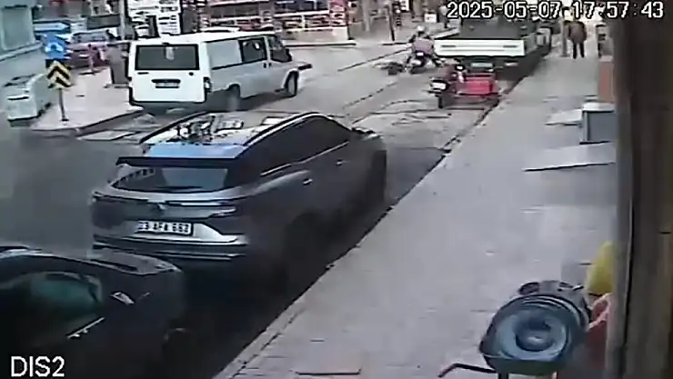 Yolda dengesini kaybedip düşen yaşlı adama motosiklet çarptı