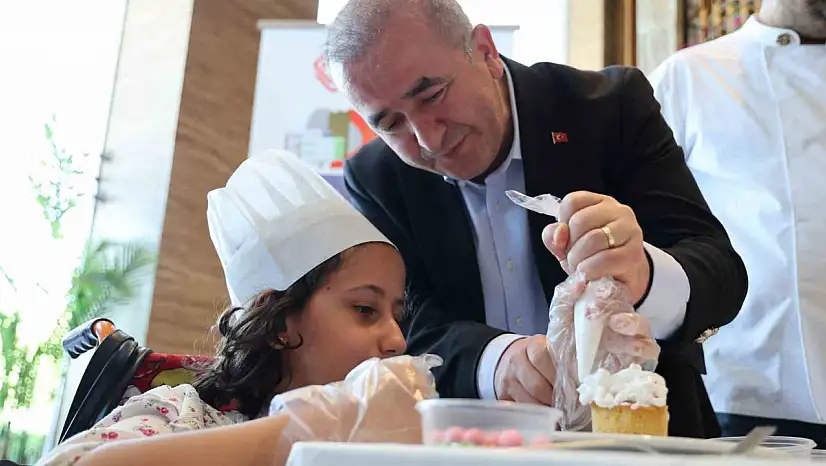 Down sendromlu bireyler pasta süsleme yarışmasında hünerlerini gösterdi